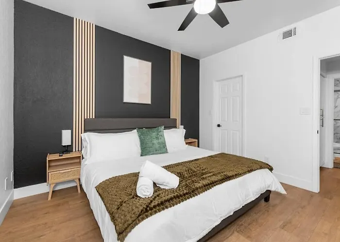 Sleek 2br-pool, Yoga Rm, Gym, Cabanas, Bbq,prkng