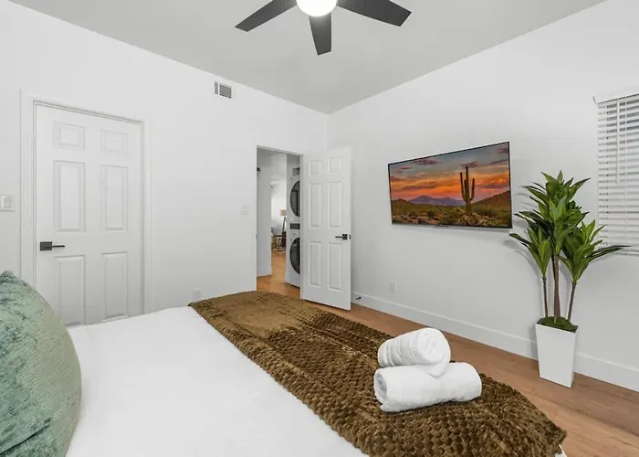 Sleek 2br-pool, Yoga Rm, Gym, Cabanas, Bbq,prkng Apartment Scottsdale