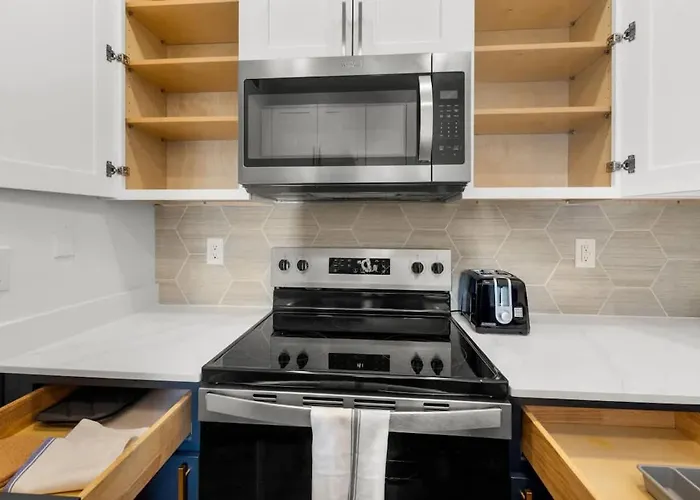 Sleek 2br-pool, Yoga Rm, Gym, Cabanas, Bbq,prkng Apartment