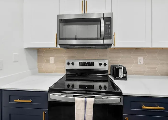 Sleek 2br-pool, Yoga Rm, Gym, Cabanas, Bbq,prkng Apartment