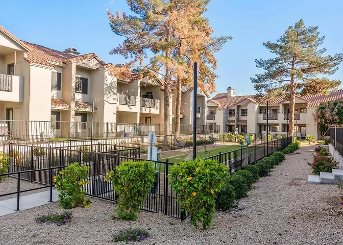 Sleek 2br-pool, Yoga Rm, Gym, Cabanas, Bbq,prkng Apartment