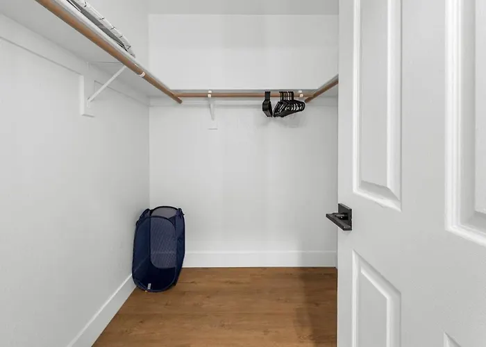 Sleek 2br-pool, Yoga Rm, Gym, Cabanas, Bbq,prkng Apartment *